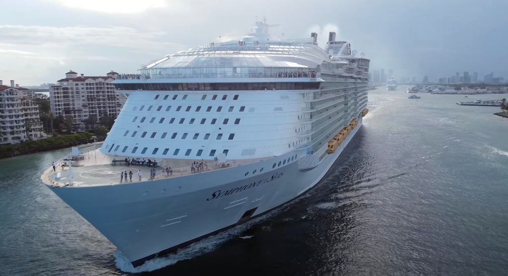Symphony of the Seas vs Titanic - Symphony leaving port
