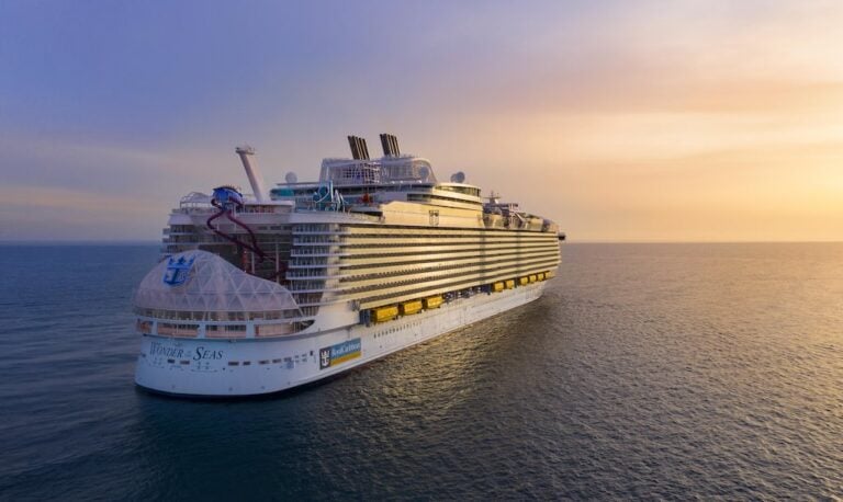 Cruise Phone Charger Guide 2025- 7 Must-Have Picks for Stress-Free Sailing