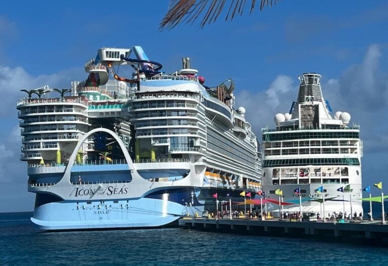 Biggest ship in the world vs small ship coco cay cruisesnooze