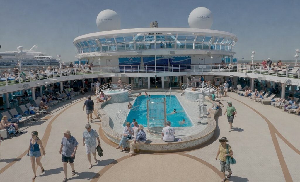 Caribbean princess review: Caribbean princess pool deck