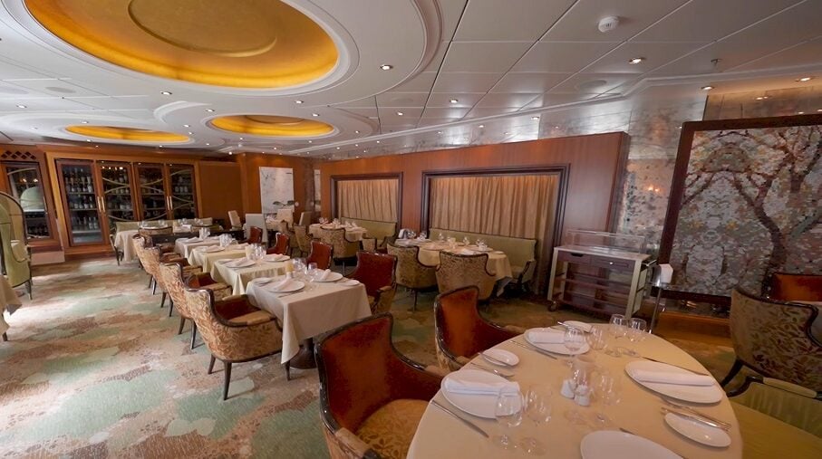 freedom of the seas vs oasis of the seas: Oasis of the seas dining area at central park