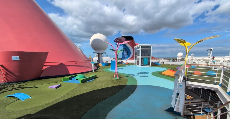 Carnival Sunrise Review: Carnival Sunrise Mini Golf Club