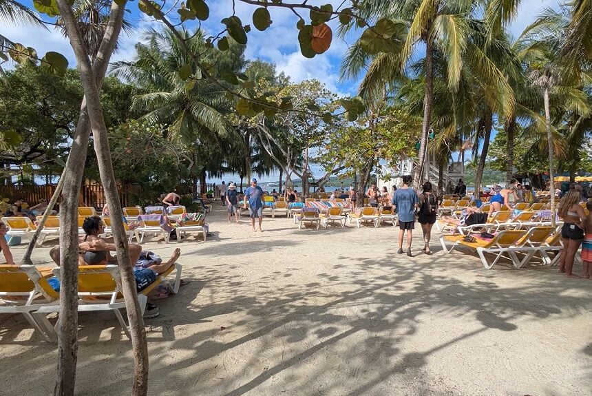Isla Tropicale Mahogany Bay Island Beach and sitting area