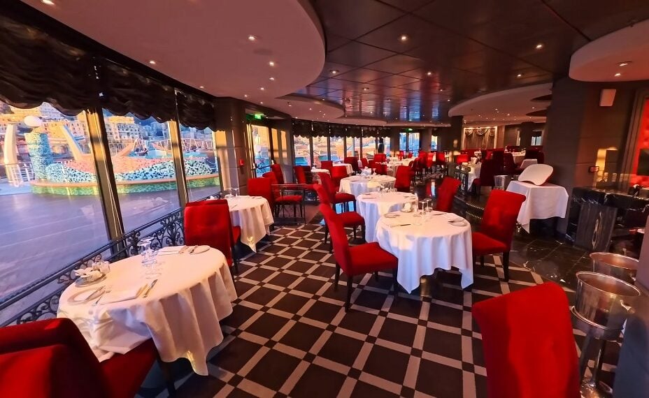 MSC Fantasia dinning area