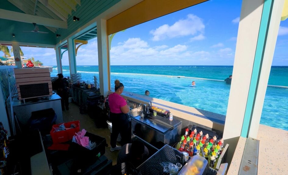 Royal Beach Club Paradise Island Pool BAR