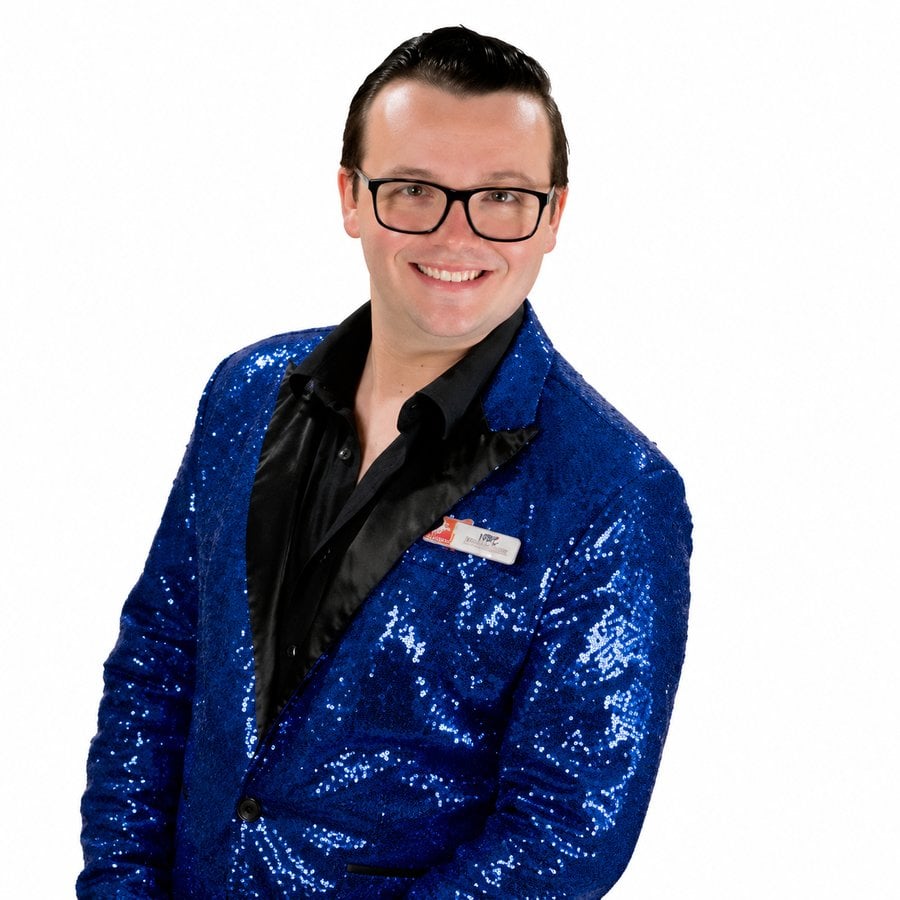 Leo Alexander Cruise Director: Current Ship, Schedule, Bio, Reviews & Fun Facts (2026)