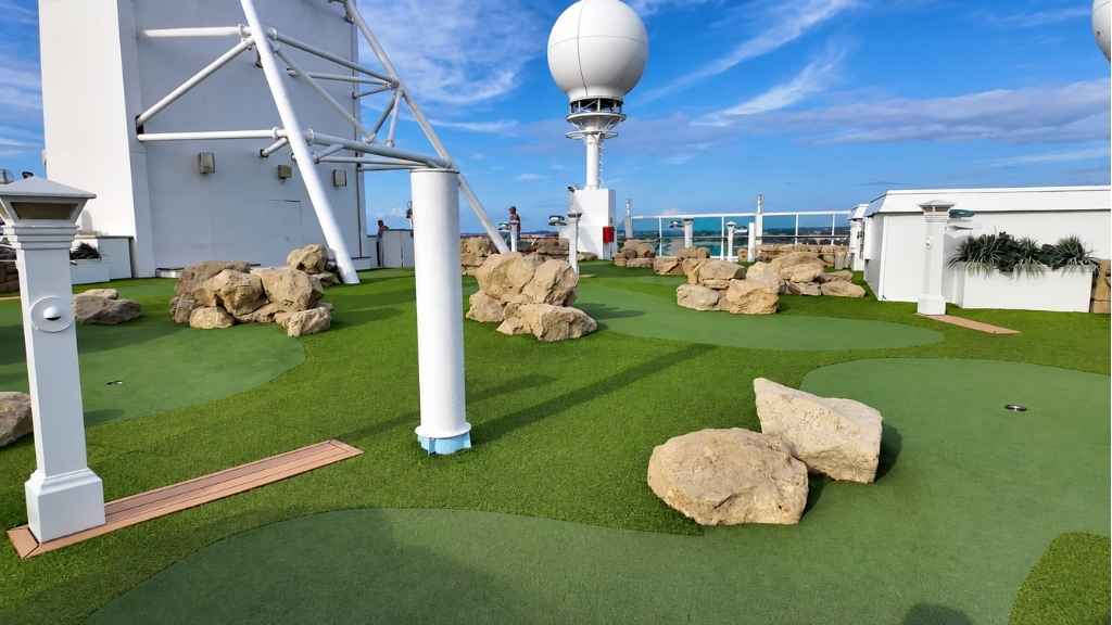 Marella Discovery Mini Golf Activity