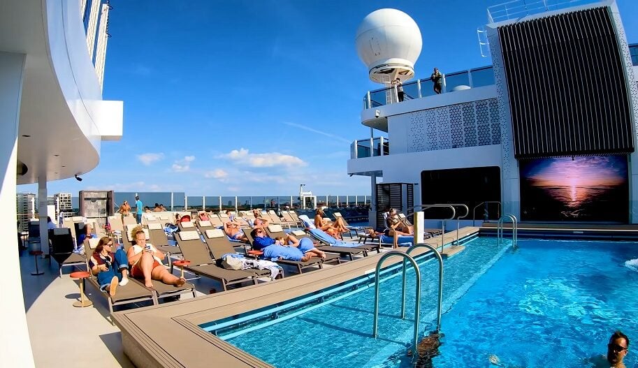 Norwegian Prima pool area