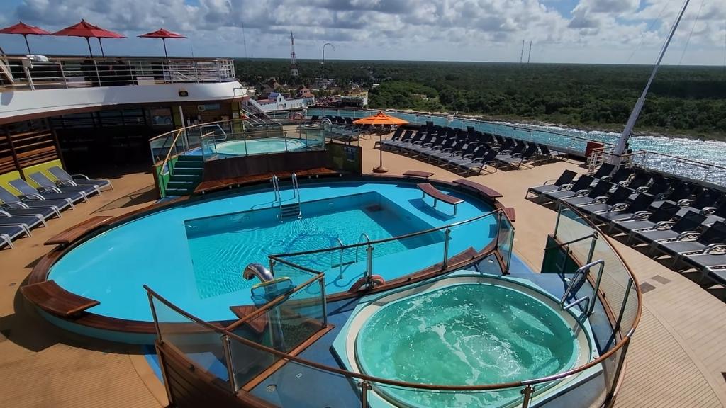 Carnival Breeze Hot tub and pool