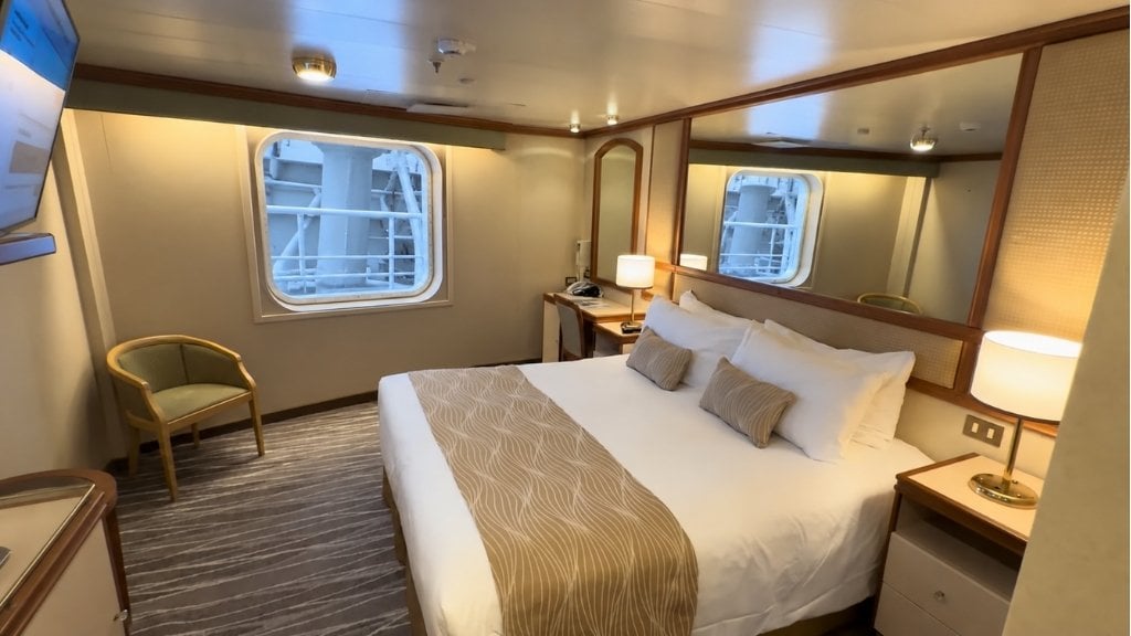 Forward cruise cabin obstructed view