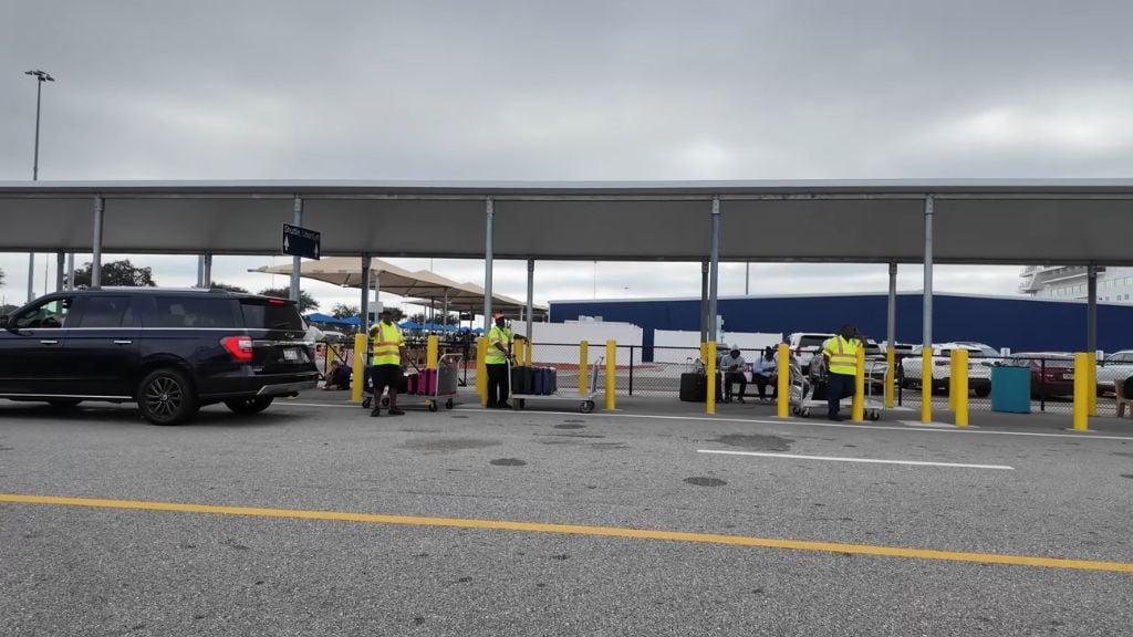 JAXPORT cruise parking - Luggage drop off area